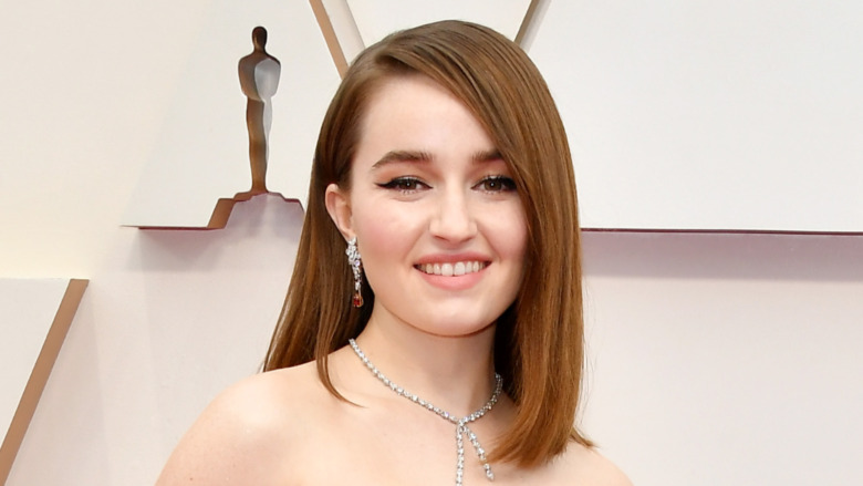 Kaitlyn Dever souriant