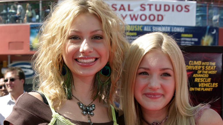 Young Aly et AJ Michalka souriant à la caméra