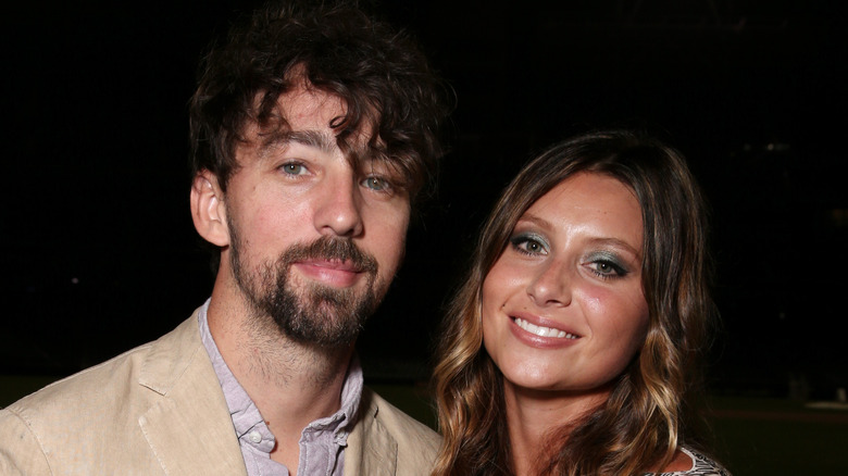 Aly Michalka posant avec son mari Stephen Ringer