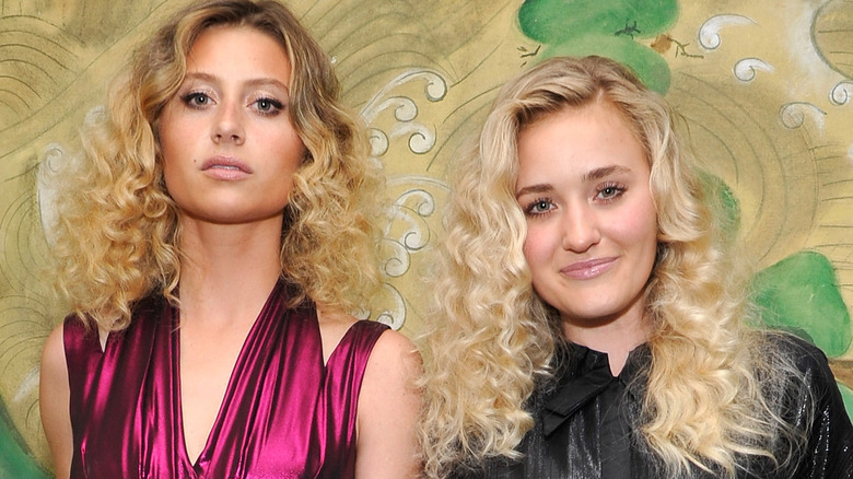 Aly et AJ Michalka regardant la caméra