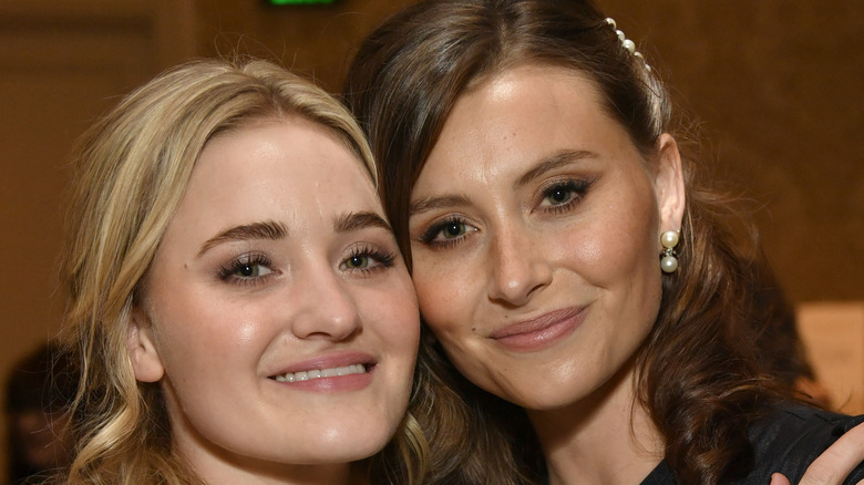 Aly et AJ Michalka regardant la caméra