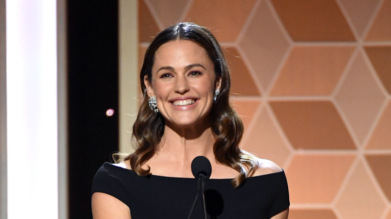 Jennifer Garner s'exprimant lors des prix HFA