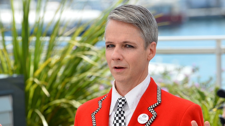 John Cameron Mitchell dans un costume rouge