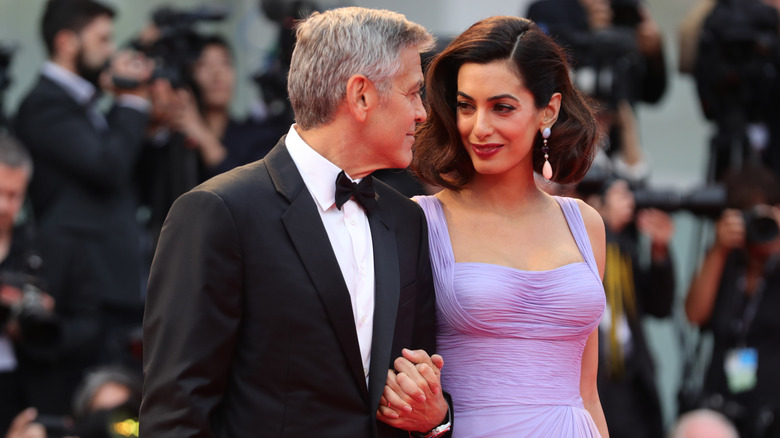 George Clooney regardant Amal Clooney