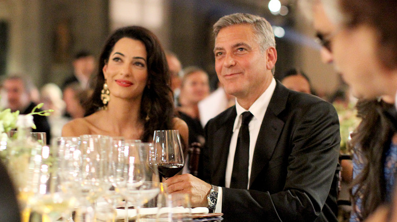 Amal Clooney et George Clooney lors d'un événement