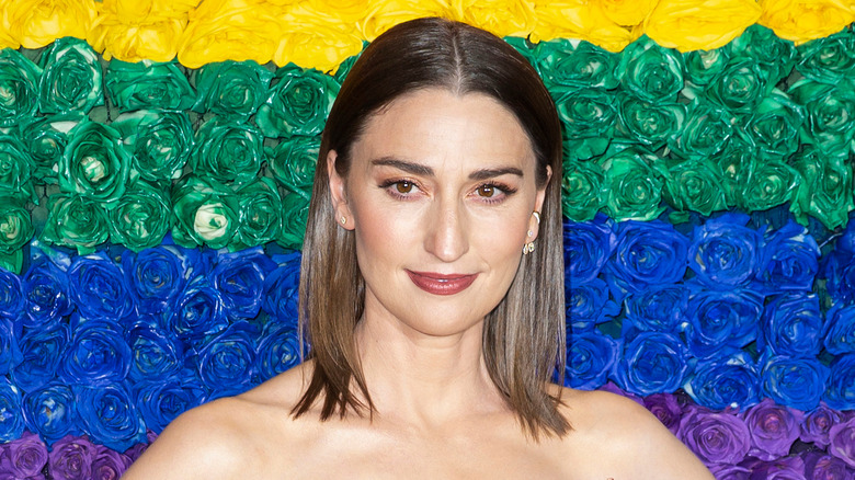 Sara Bareilles souriante tapis rouge