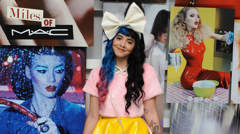 Melanie Martinez souriant 