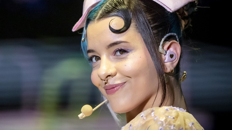 Melanie Martinez avec un sourire narquois 