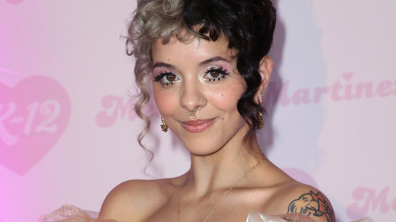 Melanie Martinez souriant 