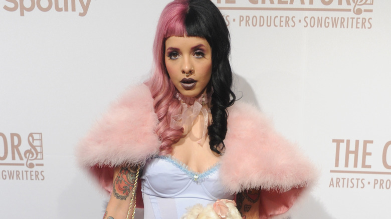 Melanie Martinez aux cheveux bicolores 