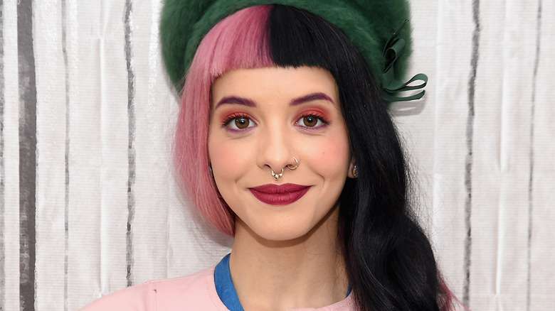 Melanie Martinez souriant 