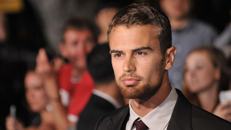 Theo James lors d'un événement sur le tapis rouge