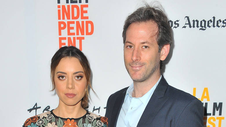 Aubrey Plaza et Jeff Baena posant ensemble