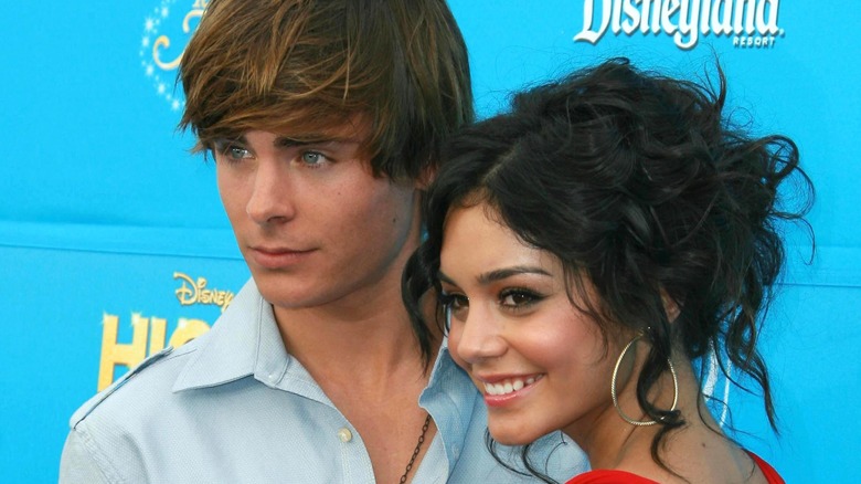 Zac Efron et Vanessa Hudgens posant