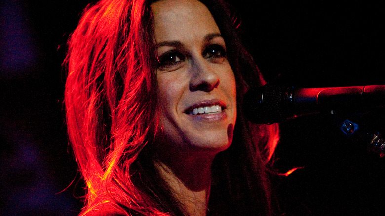 Alanis Morissette effectuant