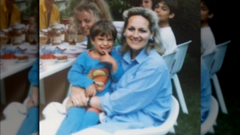 Jeune Henry Cavill et sa maman souriant