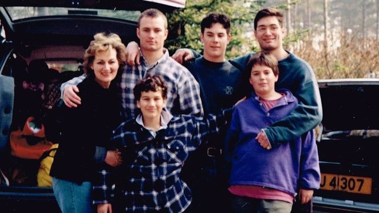 Le jeune Henry Cavill et sa famille posant