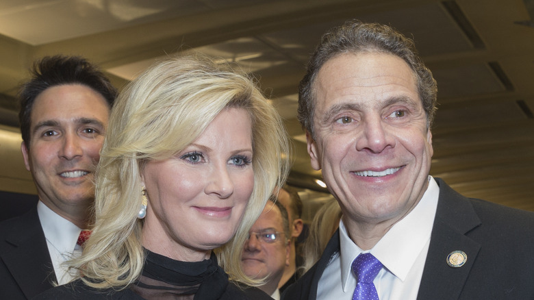 Sandra Lee et le gouverneur Andrew Cuomo posant