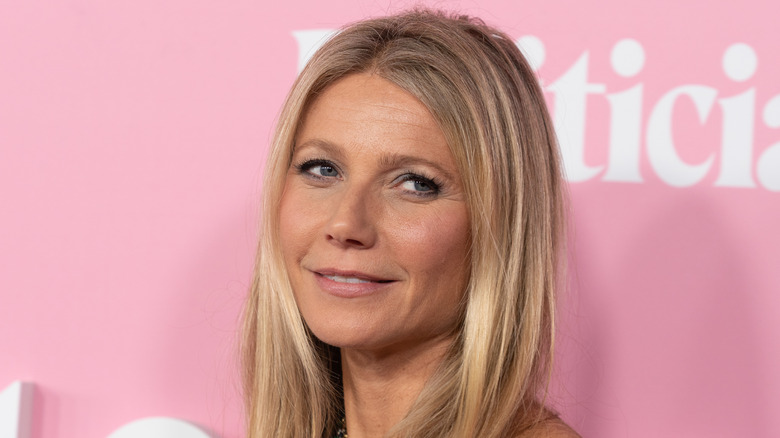 Gwyneth Paltrow sur tapis rouge avec un léger sourire