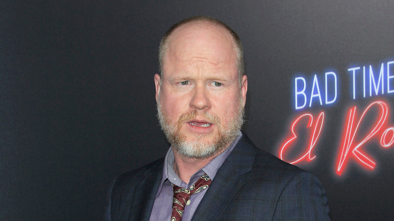 Joss Whedon avec une expression sérieuse