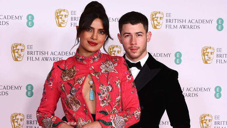 Nick Jonas et Priyanka Chopra sur le tapis rouge