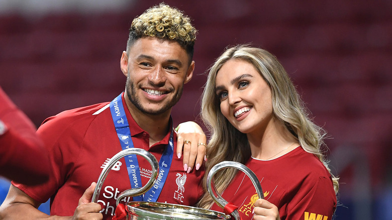 Perrie Edwards et Alex-Oxlade Chamberlain souriant