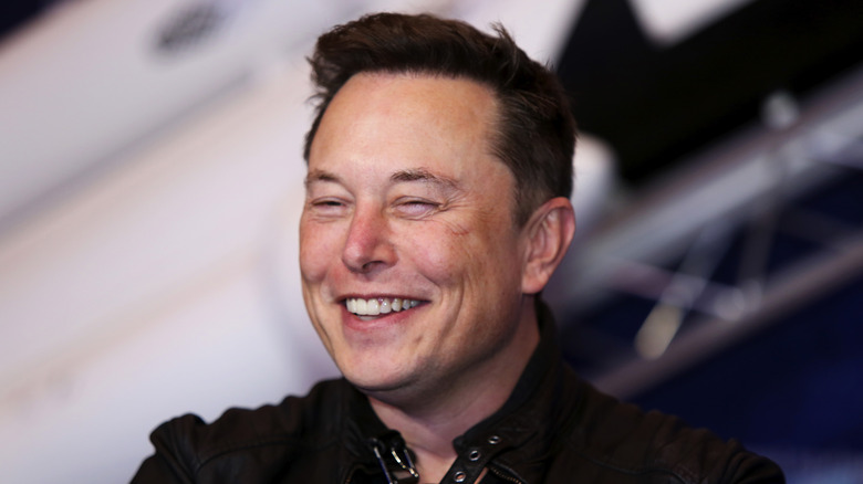 Elon Musk souriant