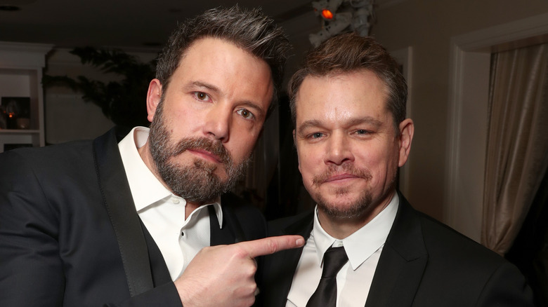 Ben Affleck et Matt Damon posant ensemble