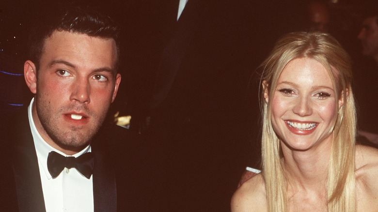 Ben Affleck et Gwyneth Paltrow assis ensemble