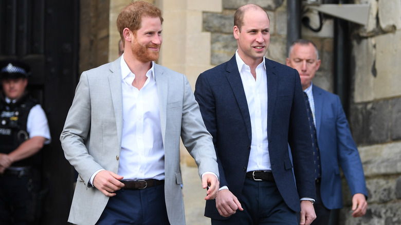 Le prince Harry et le prince William marchant