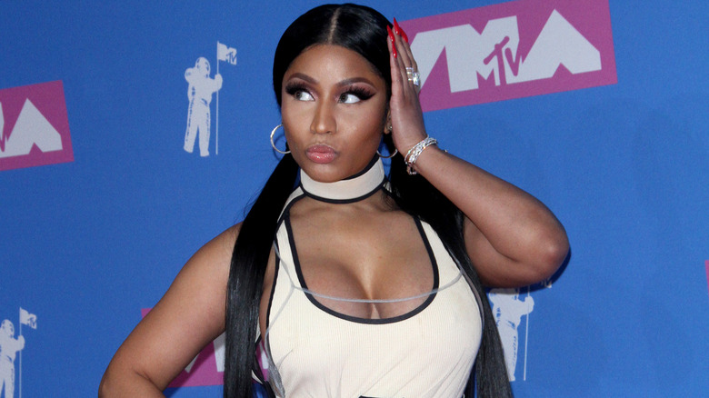 Nicki Minaj posant sur le tapis rouge