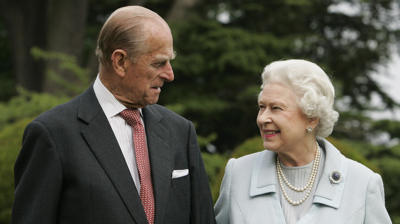 Le prince Philip et la reine Elizabeth II se regardent