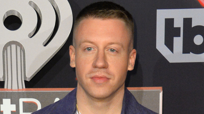 Macklemore posant pour les caméras