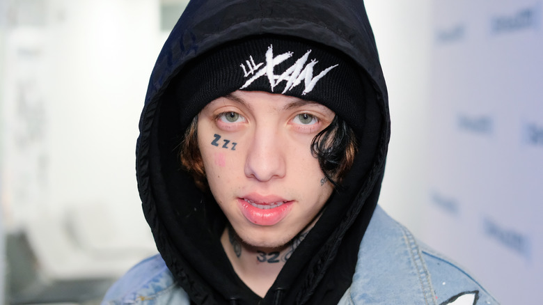 Lil Xan porte un sweat à capuche