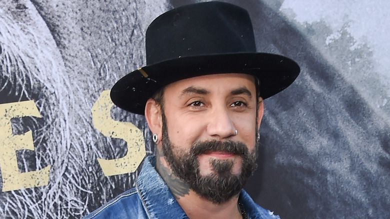 AJ McLean portant un chapeau