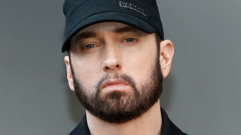 Eminem portant un chapeau