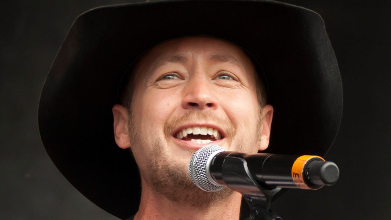 Paul Brandt effectuant