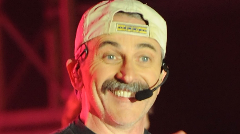 Aaron Tippin effectuant 