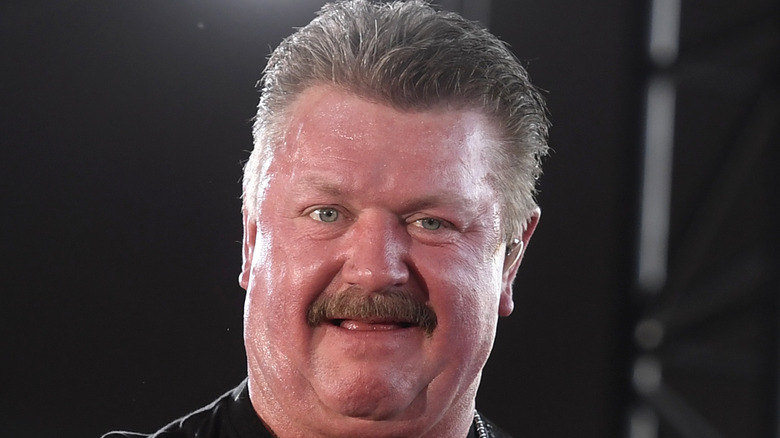 Joe Diffie effectuant