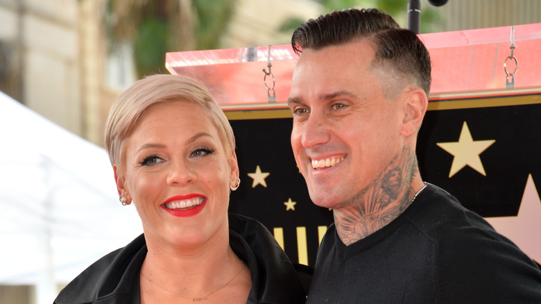 Pink et Carey Hart souriant