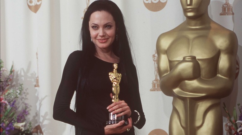 Angelina Jolie tenant un Oscar