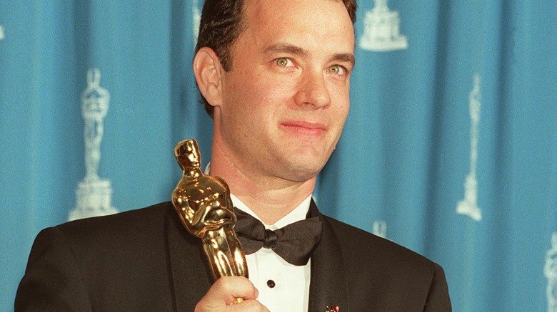 Tom Hanks tenant un Oscar