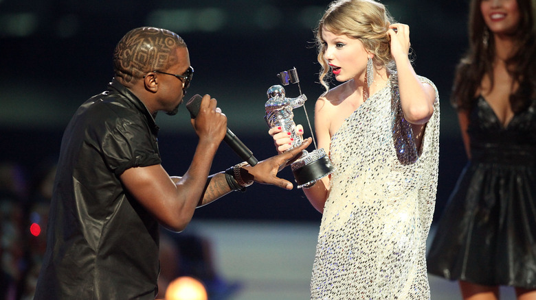 Kanye West et Taylor Swift sur scène aux MTV VMA