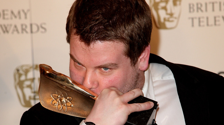 James Corden embrasse son prix BAFTA