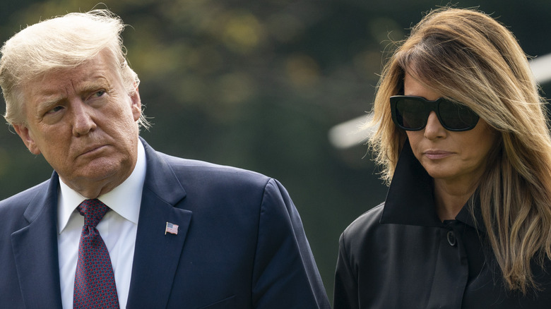 Donald et Melania Trump marchant