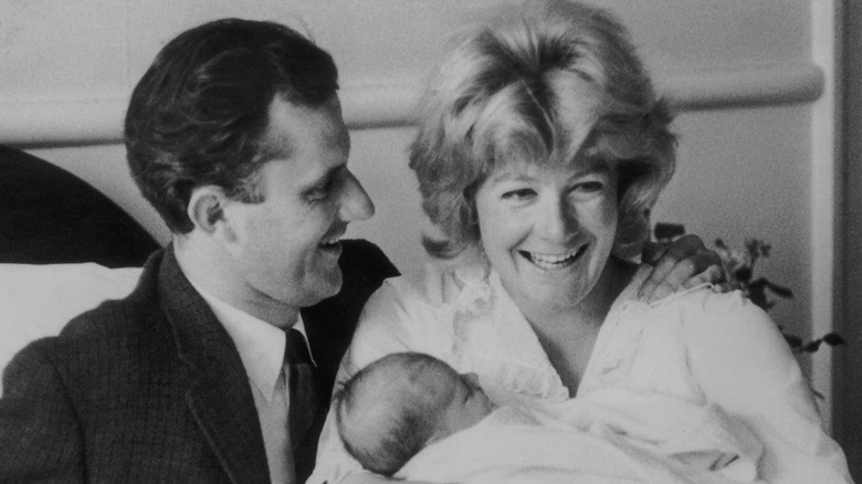 Tony Richardson et Vanessa Redgrave et bébé, chambre d'hôpital