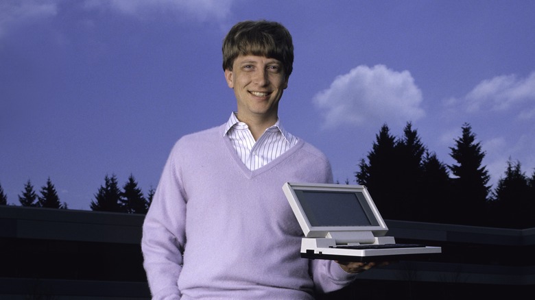 Bill Gates lève les mains