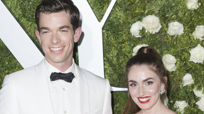 John Mulaney et Annamarie Tendler sur le tapis rouge