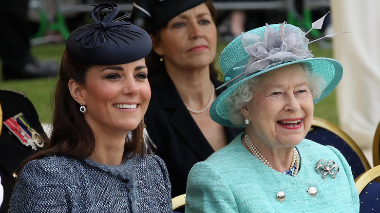 Kate Middleton et la reine Elizabeth en souriant