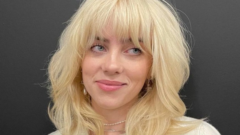 Billie Eilish posant des cheveux blonds